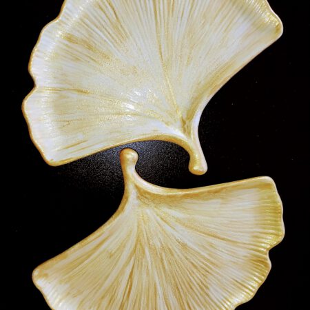 Два златисти подноса - есенни листа на фона на тъмна маса