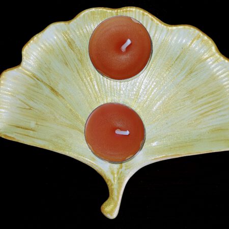 Лист от гинко - свещник с две чаени свещи в кафяво