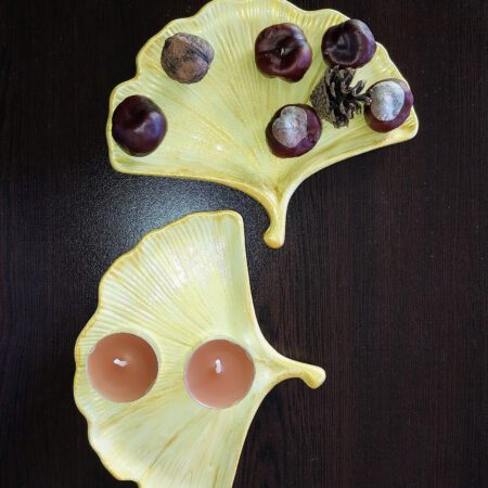 Есенна декорация със златист поднос, свещи, кестени и орехи