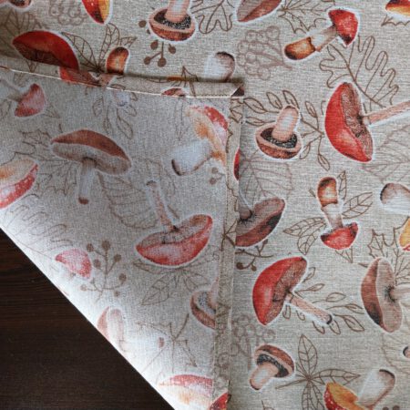 Опакова страна и ъгъл на тишлайфер и подложка за хранене с горски гъби