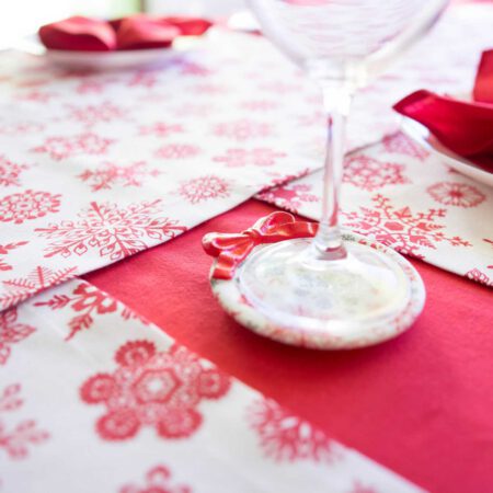 Снежинки в червено като декорация за празнична маса