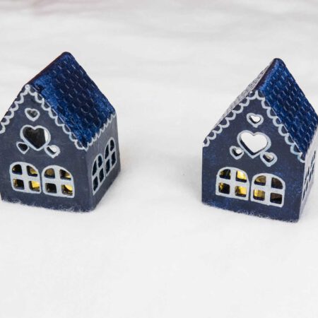 Зимна коледна къщичка в тъмно синьо и сребърно