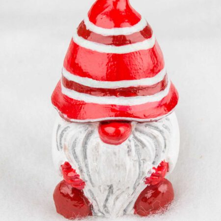 Коледен гном с раирана шапка