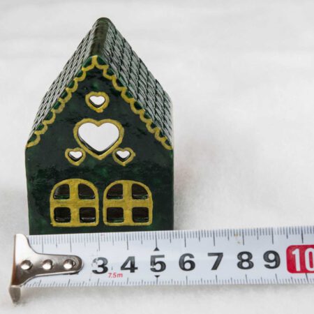 Малка зимна къщичка в зелено и златно с ролетка