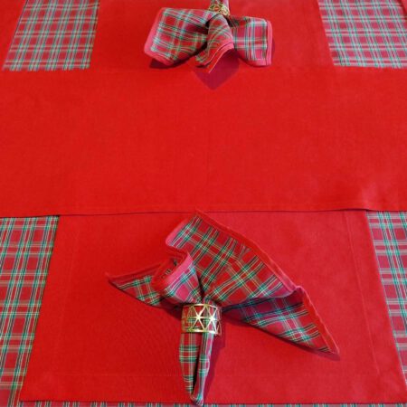 Червена покривка, карирана салфетка и златист ринг за салфетки