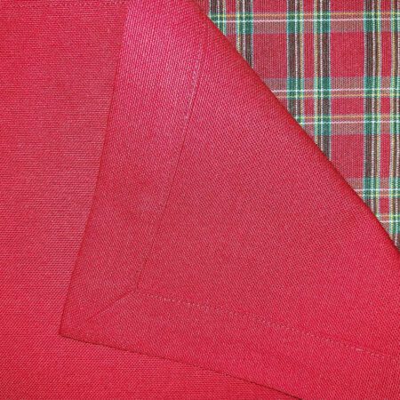 Опакова страна и подгъв на червени подложки за сервиране