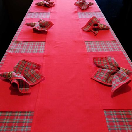 Голяма коледна покривка, тишлайфер и салфетки в червено и каре