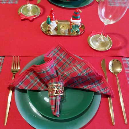 Коледна маса в червено каре и златни прибори