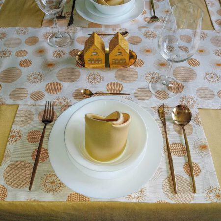 Празнично аранжирана маса, в златисто