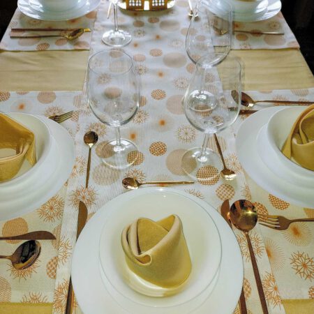 Голяма празнична маса със златна покривка и прибори