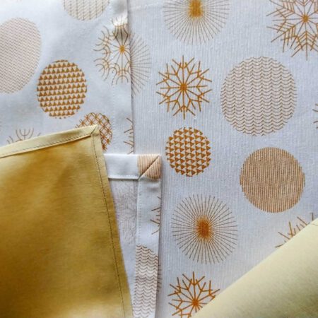 Обратна страна и подгъв на платнена салфетка и тишлайфер (рънър)