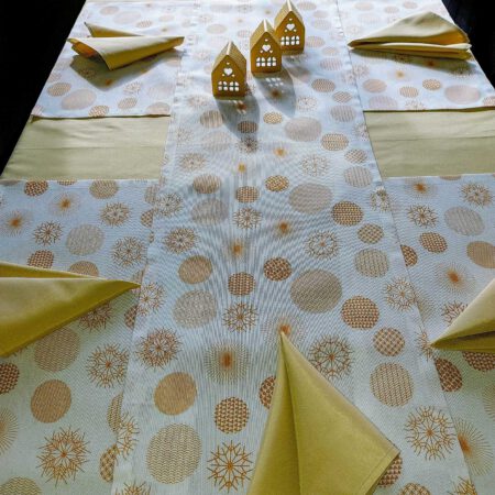 Голяма маса със златисти покривка, салфетки и тишлайфер