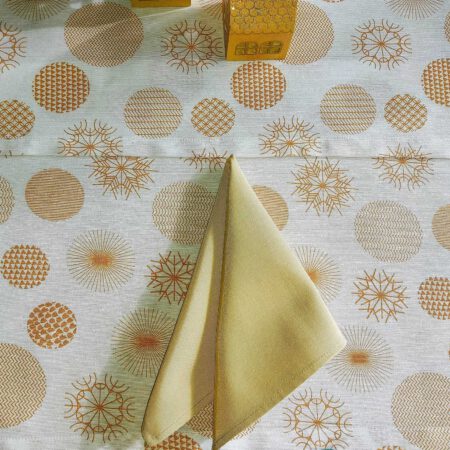 Подложка захранене и платнена салфетка в златисто и снежинки