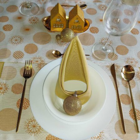 Празнична маса в златисто