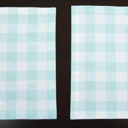 Две карирани подложки за хранене с дантелено сърце в ъгъла