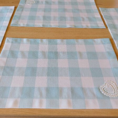 Светло сини карирани подложки за хранене на светла маса