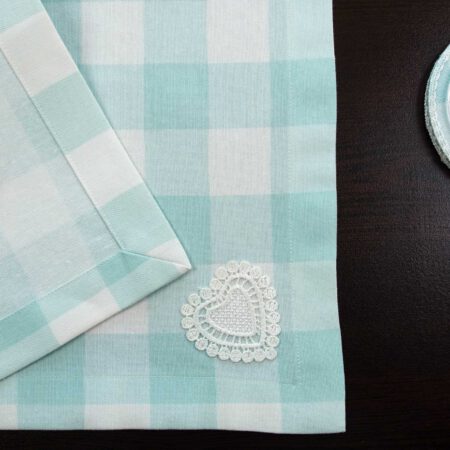 Прегъната карирана покривка в светло синьо