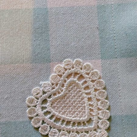 Дантелено сърце - апликация върху карирана покривка