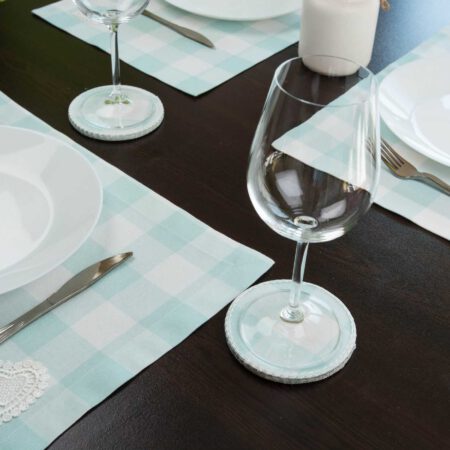 Тъмна маса аранжирана в светло синьо и бяло