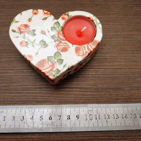 свещник и линия на тъмна маса